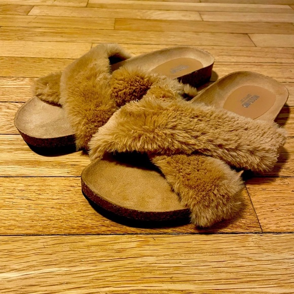 Mossimo Supply Co. Tan Fuzzy Slippers Women’s 8.5 - Picture 1 of 8